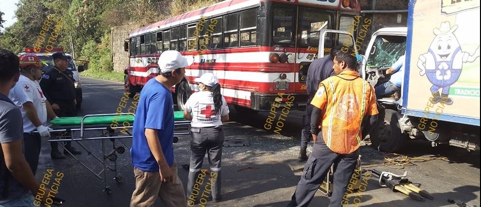 Motorista resulta gravemente lesionado tras estrellarse con la parte trasera de un bus