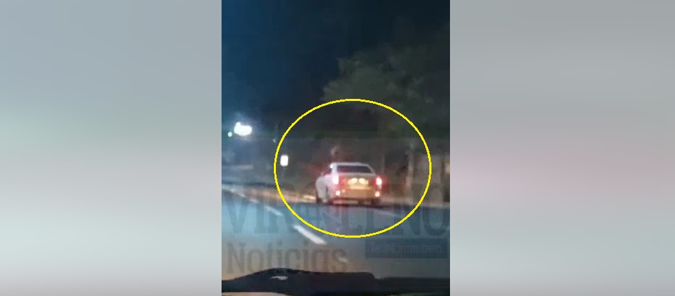 Captan el momento en que conductor circula con dificultad sobre la Autopista a Comalapa (VIDEO)