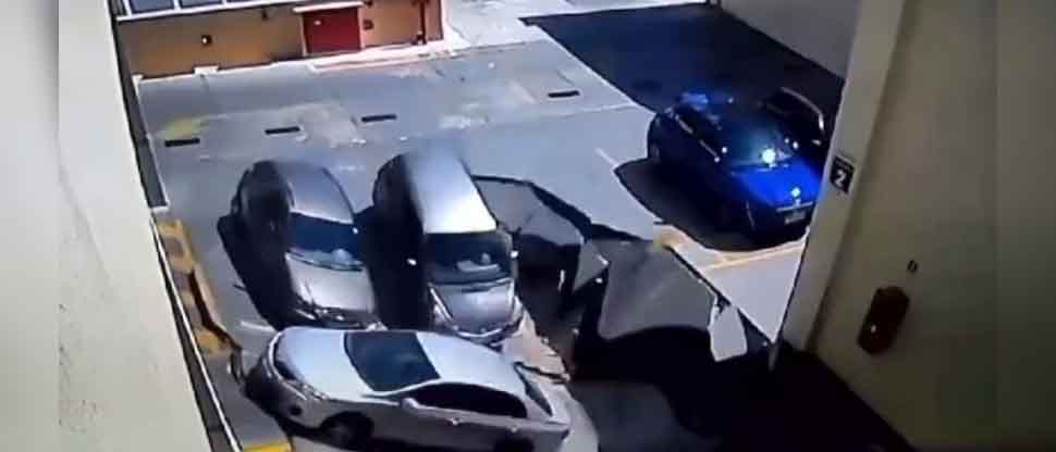 VIDEO: Techo de parqueo colapsa y vehículos caen en el nivel de restaurantes de un centro comercial