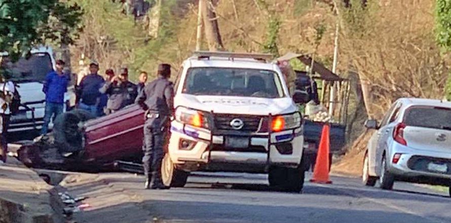 Dos niños que viajaban en carro que volcó resultan ilesos; lugareños les brindaron ayuda