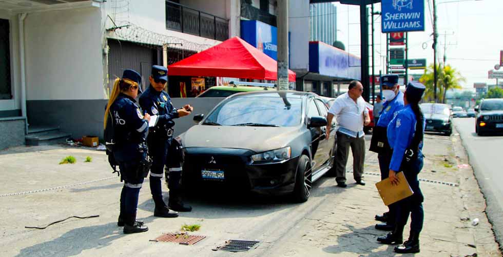 Alcaldía de San Salvador ejecuta operativo para despejar aceras y garantizar el paso libre de peatones