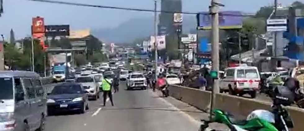 Mantienen habilitado un solo carril en el bulevar Los Próceres tras aparatoso choque