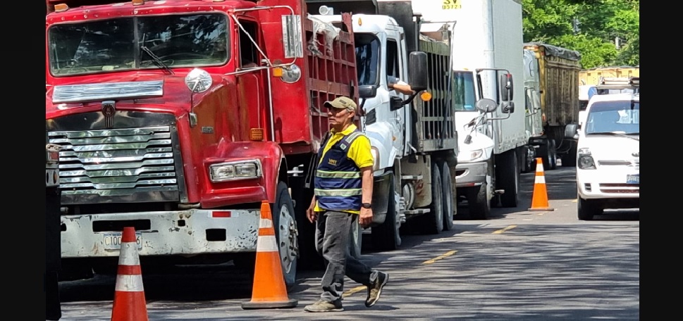 Incrementan los controles al transporte de carga en las entradas y salidas al Área Metropolitana de San Salvador