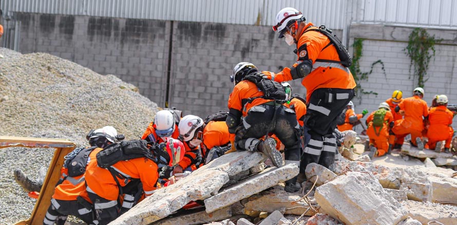 Equipos tácticos realizan ejercicios de búsqueda y rescate de víctimas de terremoto