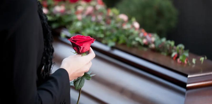 Hombre finge su muerte solo para ver la reacción de la gente en su funeral