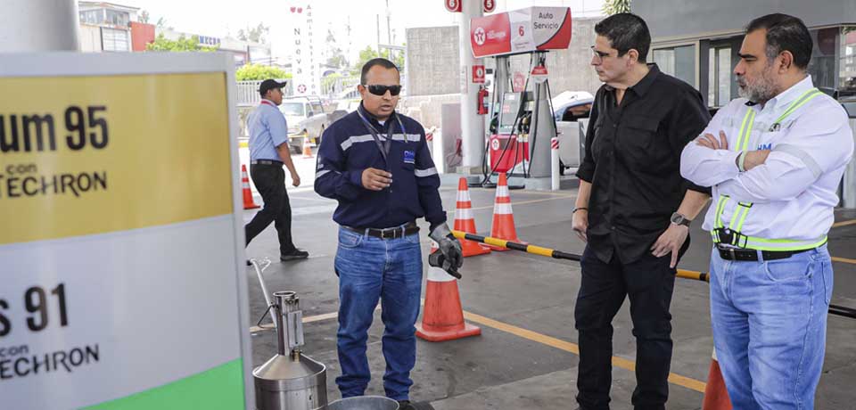 Verifican precios, calidad y cantidad de combustibles en gasolineras de San Salvador