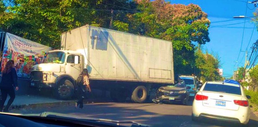 Reportan grave accidente sobre calle La Reforma, San Salvador