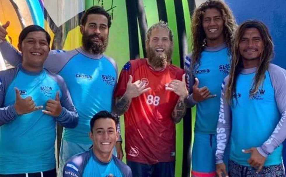 Jonah Hill recibió clases de surf en la playa El Tunco