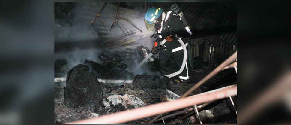 Vivienda construida con lámina y madera es consumida por el fuego en Cabañas