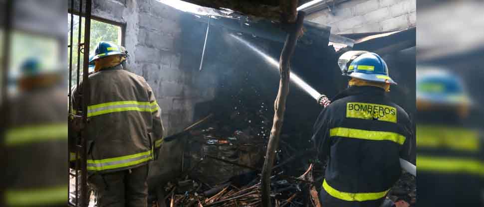 Bomberos auxilian a una familia tras incendiarse su vivienda en San Miguel