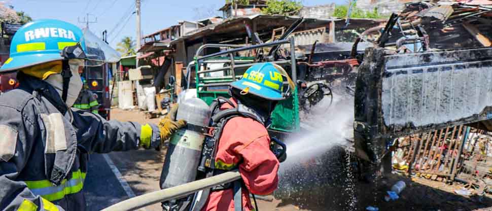 Bomberos sofocan incendio en chatarrera, Ilobasco