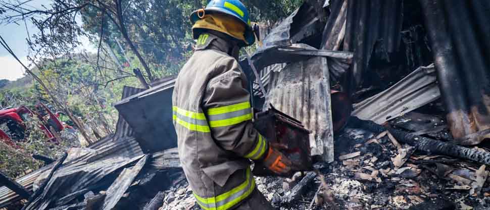 Voraz incendio consume una vivienda construida con lámina y madera en La Libertad