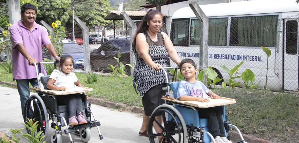Entregan sillas de rueda a usuarios del ISRI por cuarto día consecutivo