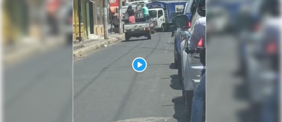 Conductor se va en sentido contrario para sobrepasar la fila de carros en Quezaltepeque, pero lo hacen retroceder (VIDEO)