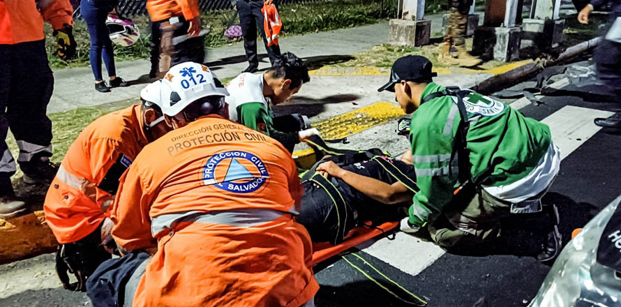 Motociclista resulta con lesiones tras impactar contra un vehículo en San Salvador