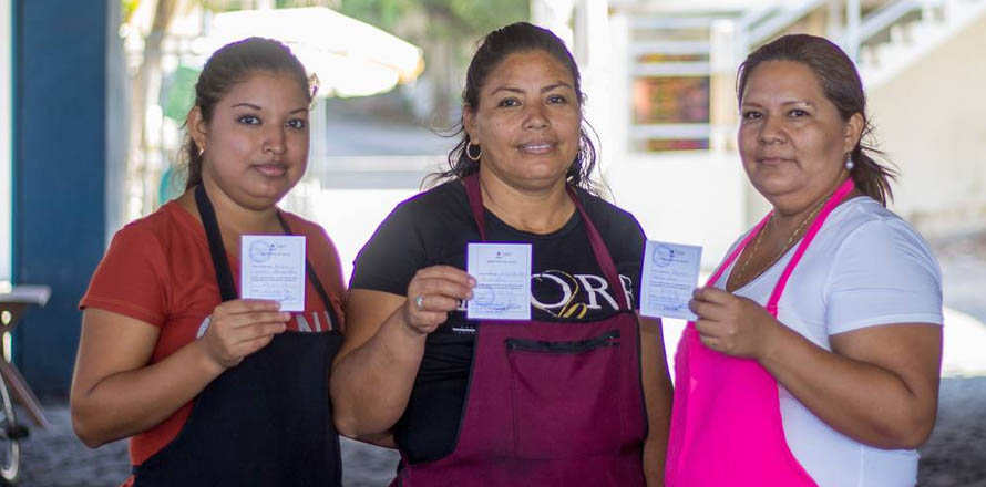 Emprendedores de El Majahual reciben credenciales para comercializar sus productos estas vacaciones