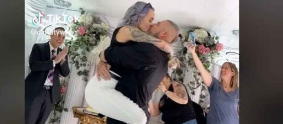 Mujer presume matrimonio con su padrastro y su caso se viraliza en redes sociales