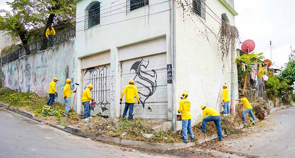 Privados de libertad borran grafitis de pandillas en San Martín