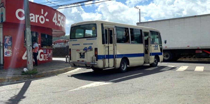 Denuncian a microbusero que condujo en sentido contrario para avanzar en el tráfico en San Salvador