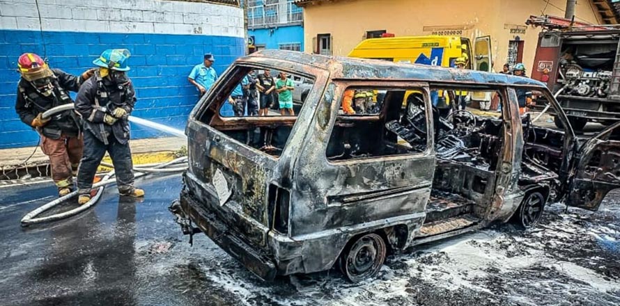 Microbús queda convertido en chatarra tras incendiarse en Zacatecoluca