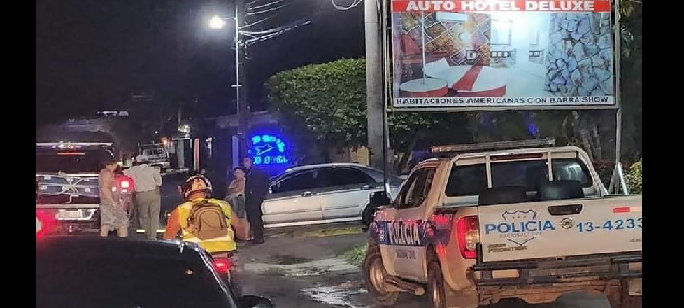 Al salir de motel, conductor choca con otro vehículo en carretera a Zacatecoluca
