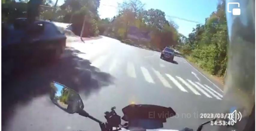 Motociclista muestra cómo casi es impactado por vehículos que irrespetan la señal de alto | VIDEO