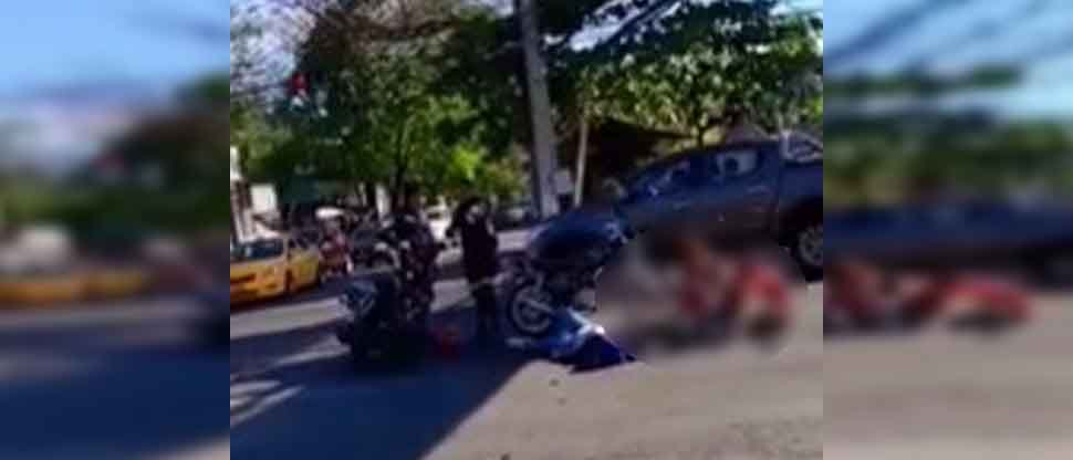 VIDEO: Motociclistas quedan tendidos sobre el pavimento tras chocar en San Miguel