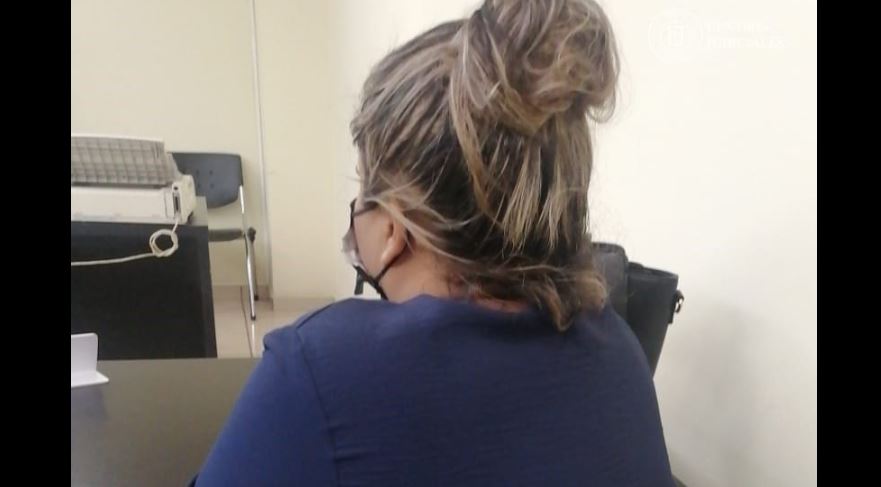 Mujer concilia luego de dañar el carro de su vecina por dejarlo parqueado en medio del pasaje
