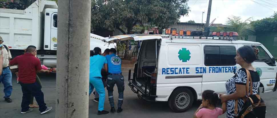 Adulta mayor resulta gravemente lesionada tras caer de un autobús en marcha