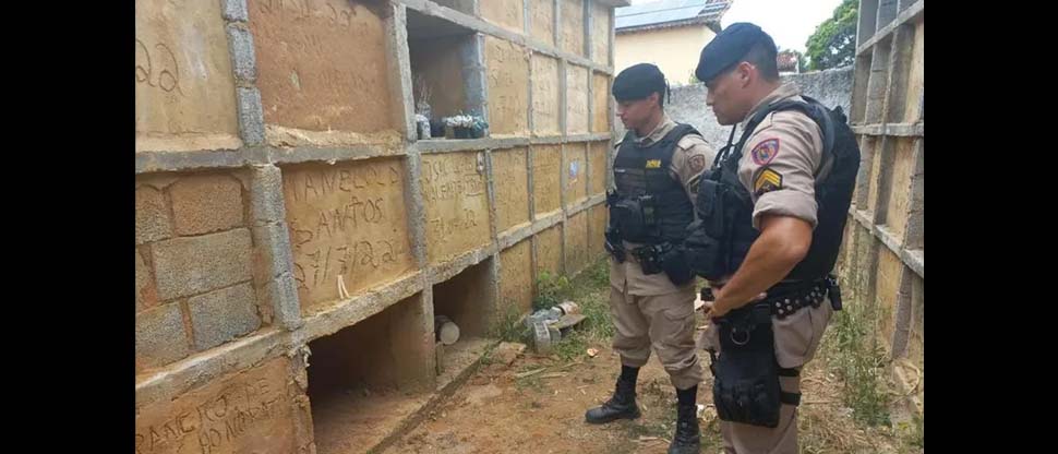 Logran rescatar a mujer que fue enterrada en un nicho
