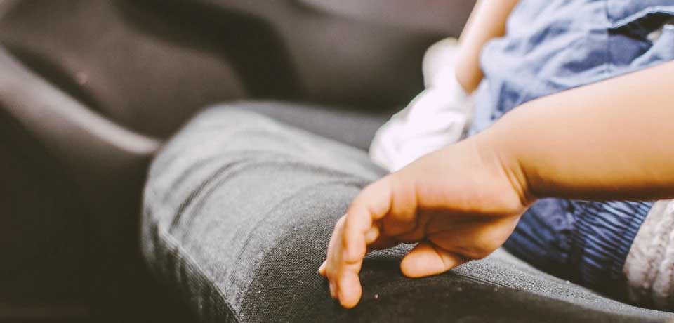 Muere niño de dos años luego de que su padre lo olvidara por horas dentro del auto