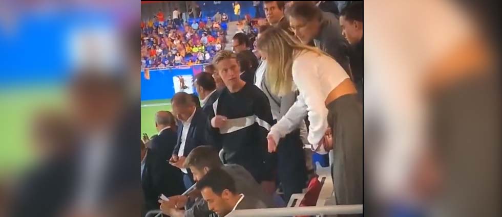 Viralizan vídeo de Piqué negando el asiento a novia de jugador del Barcelona