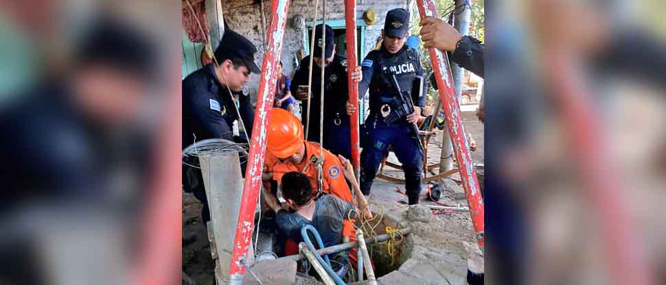 Rescatan a hombre que cayó al fondo de un pozo en San Miguel