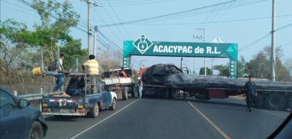 Rastra con desperfectos mecánicos se queda en la carretera Troncal del Norte