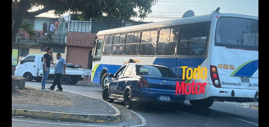Conductora queda contraminada por un bus en redondel de bulevar Venezuela