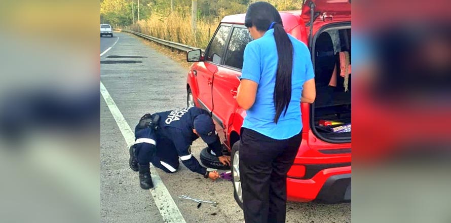 “Servir y Proteger”; Agentes policiales ayudan a conductora que tuvo inconvenientes con su vehículo