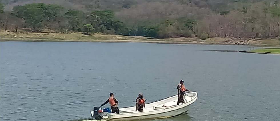 Soldados buscan a persona desaparecida cuando nadaba en Embalse del Cerrón Grande