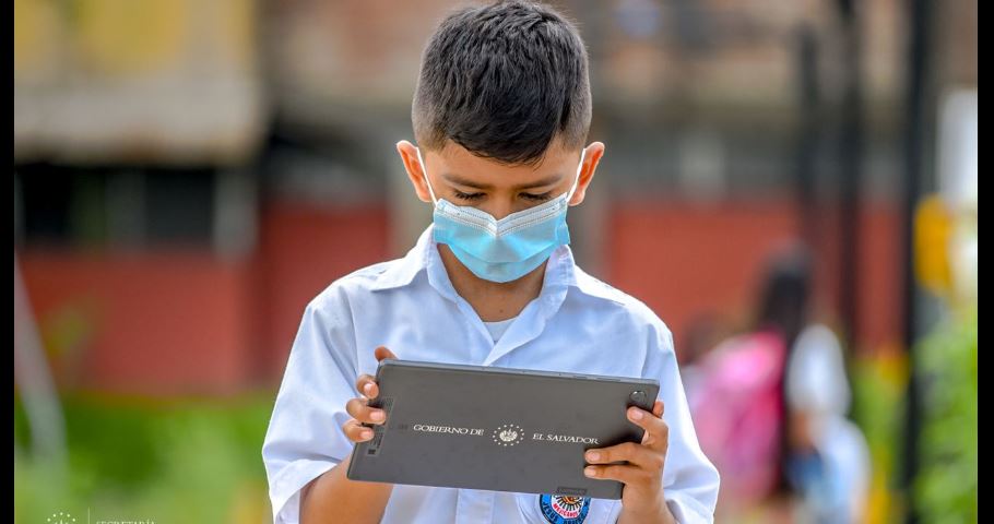 Entrega de tablets y computadoras sigue en distintos puntos del país