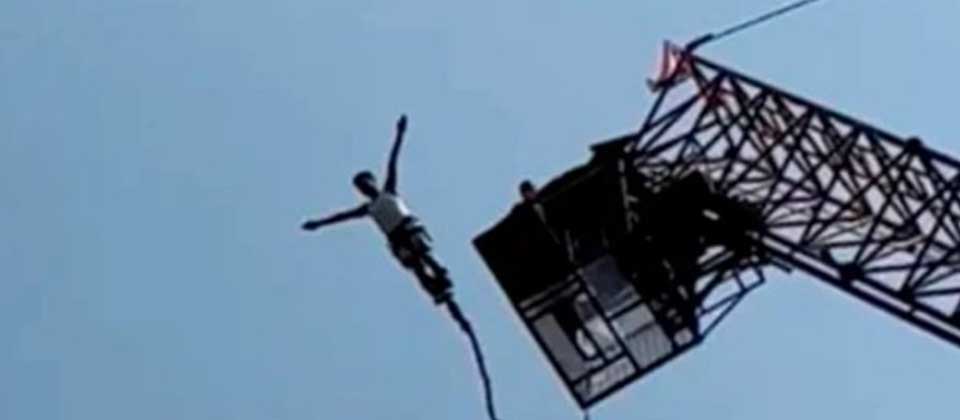 Hombre vive de milagro tras saltar con una cuerda y cortarse
