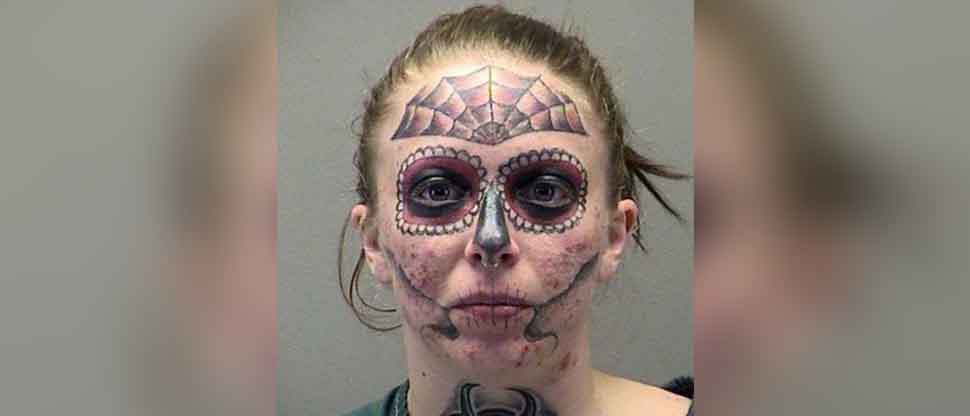 Mujer se tatuó una calavera en la cara porque su novio se lo pidió, tuvo miedo a que él la dejara