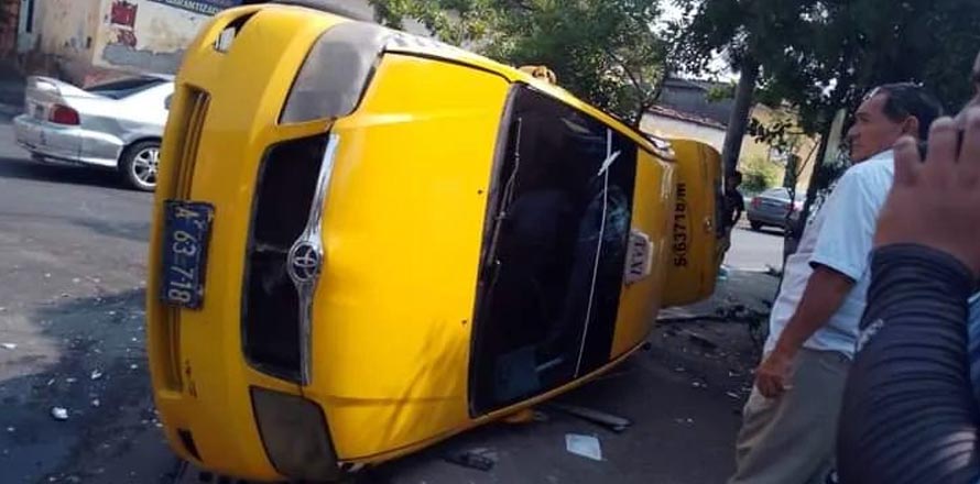 Reportan taxi volcado en la ciudad de San Miguel; solo daños materiales