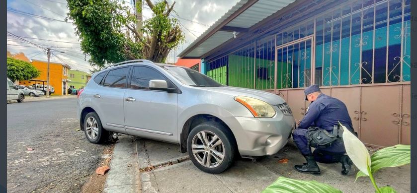 Retiran placas y sancionan a dueños de vehículos estacionados en pasos peatonales de Santa Tecla
