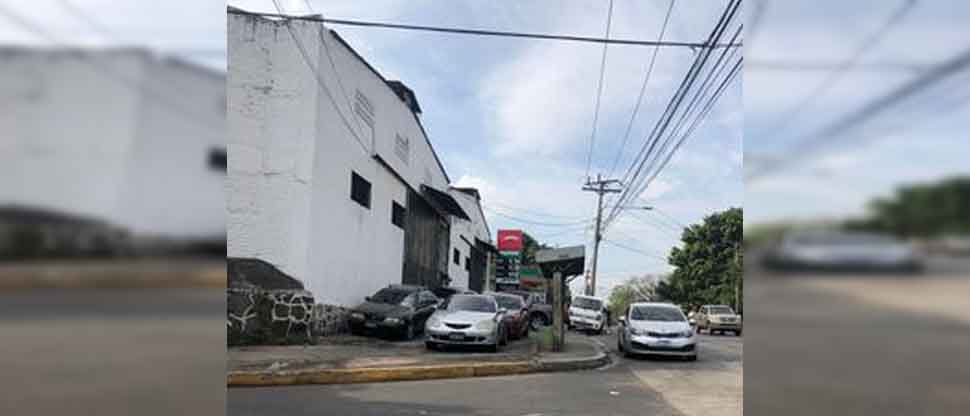 Denuncian a conductores que tienen la costumbre de estacionar sus vehículos sobre las aceras