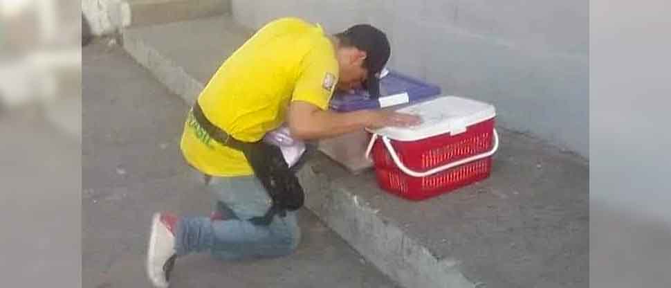 Captan a vendedor de pan dulce encomendándose a Dios antes de iniciar sus labores