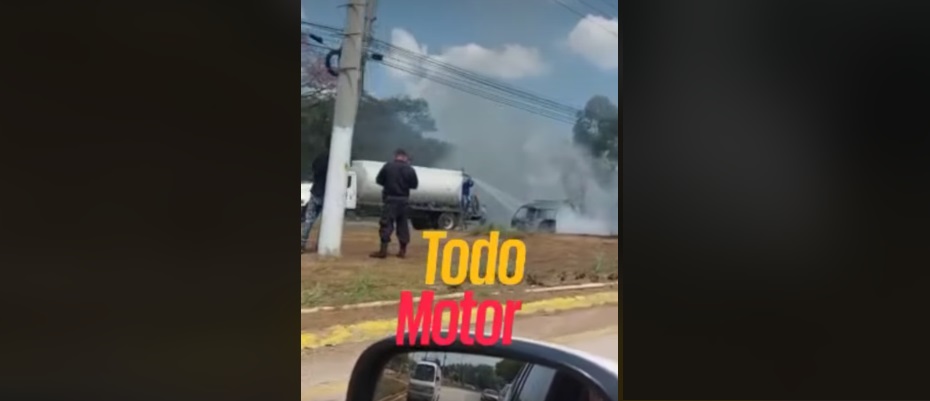 Vehículo se prende en llamas en carretera al Puerto de La Libertad