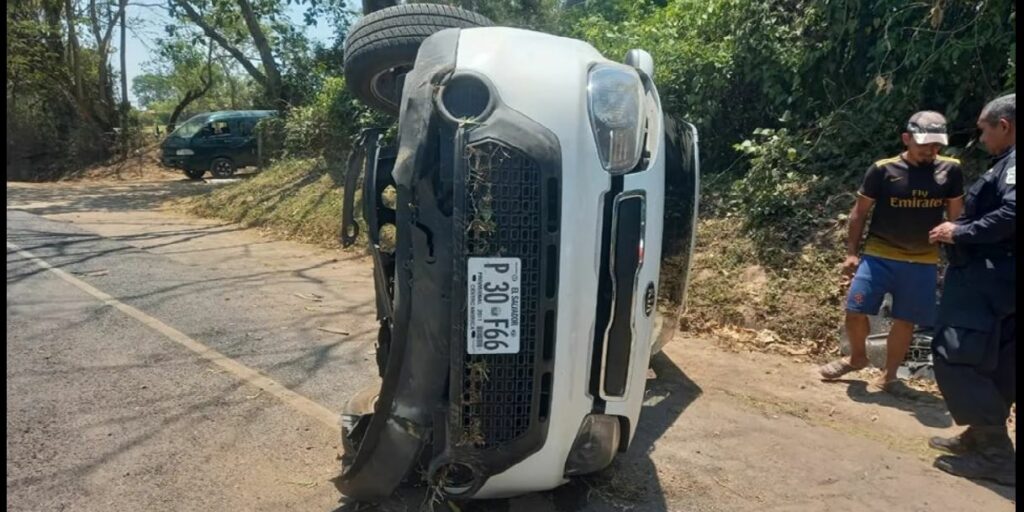 Conductor sin licencia recibe una llamada y pierde el control de vehículo