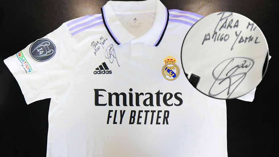 Presidente del INDES recibe camisa autografiada por Vinicius Jr.