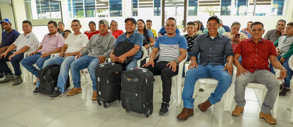 Nuevo contingente de salvadoreños saldrá a Canadá a trabajar legalmente la próxima semana