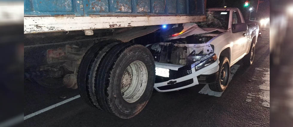 Dos personas se salvan de milagro tras fuerte choque contra un camión