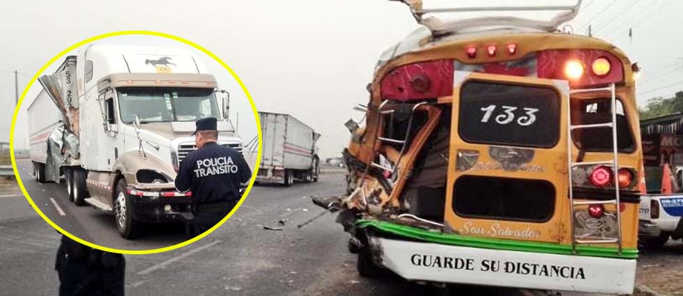 Dos pasajeros lesionados tras choque de rastra y autobús